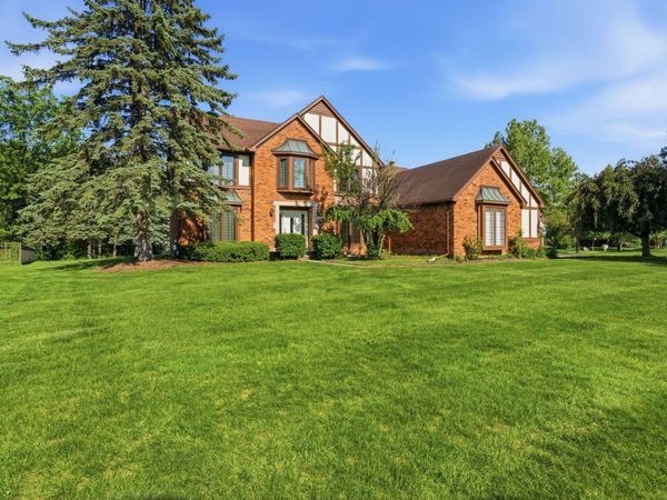 1176 Bradbury Drive, Troy, MI 48098
