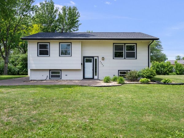 2602 Greenway Drive, Bettendorf, IA 52722