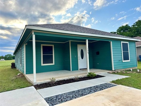 124 Oakwood Street, Chico, TX 76431