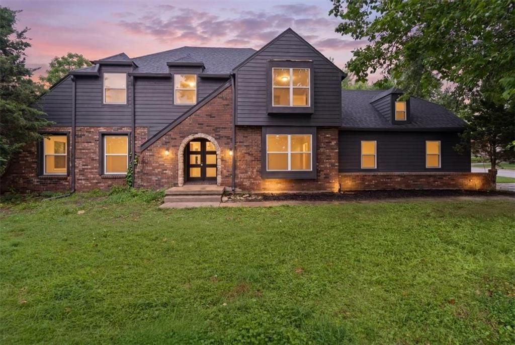 307 S Sunset Lane, Raymore, MO 64083 Main Photo