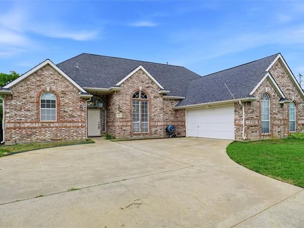 1620 Oak Creek Drive, Hurst, TX 76054