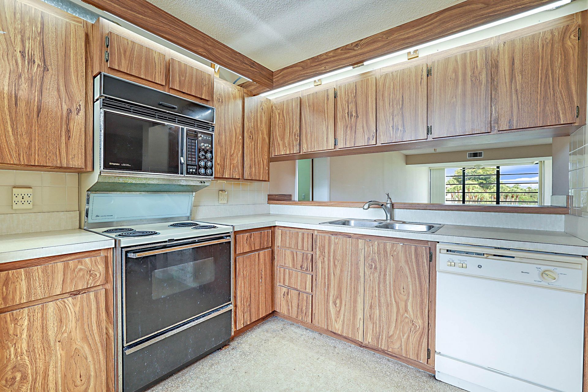 3526 Whitehall Drive, Unit 302, West Palm Beach, FL 33401 Photo
