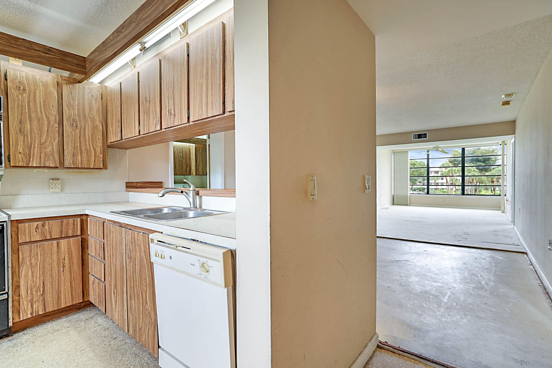 3526 Whitehall Drive, Unit 302, West Palm Beach, FL 33401 Photo