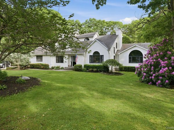 8 Lorraine Court , Medford, NY 11763