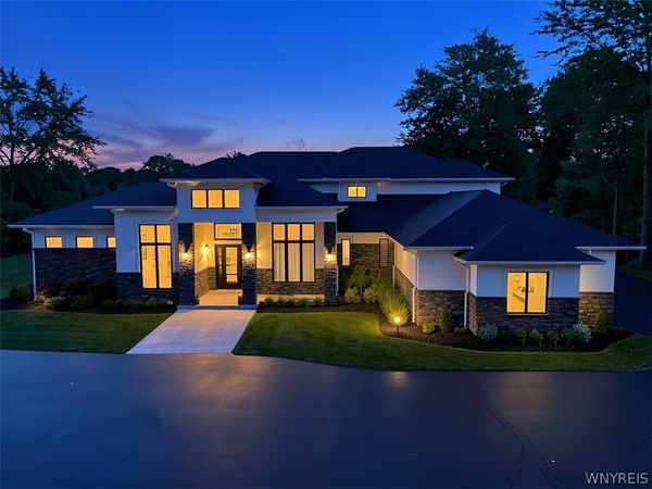 11 Sanctuary Court , Amherst, NY 14221