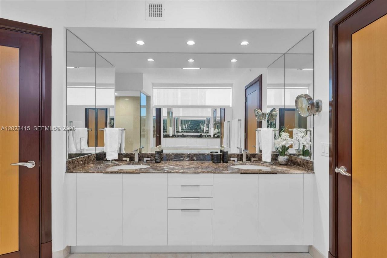 17555 Collins Ave , Unit 3204, Sunny Isles Beach, FL 33160 Photo