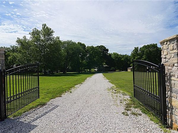 13905 Leavenworth Road, Basehor, KS 66007