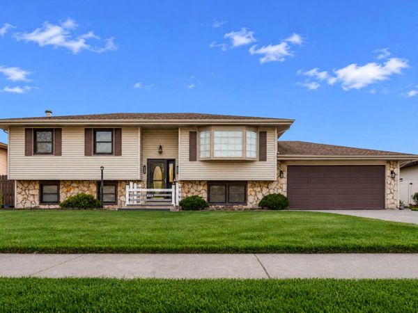 724 Briarwood Drive, Dyer, IN 46311