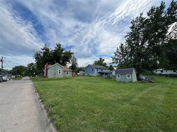 1024 S 3rd Avenue E, Newton, IA 50208