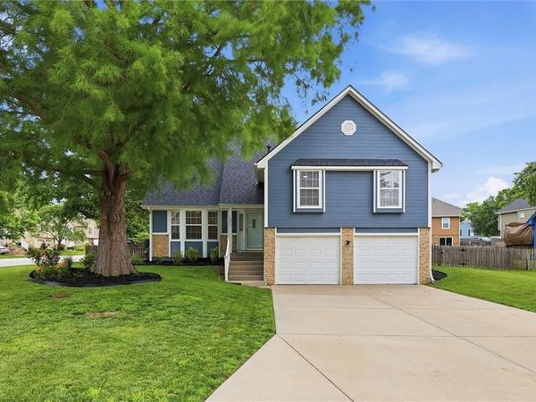 1906 Choctaw Drive, Greenwood, MO 64034