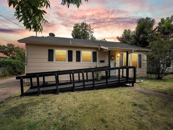 1306 W 11th Street, McGregor, TX 76657
