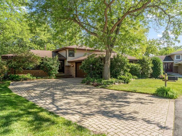 1093 Poplar Court, Lake Zurich, IL 60047