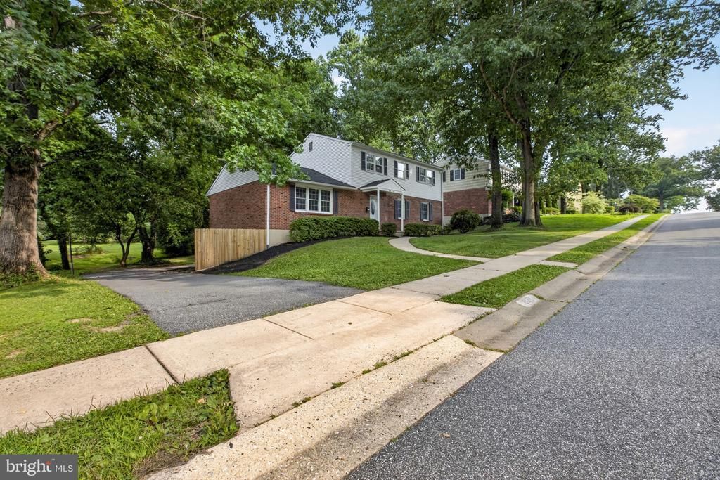 806 N Country Club Drive, Newark, DE 19702 Main Photo