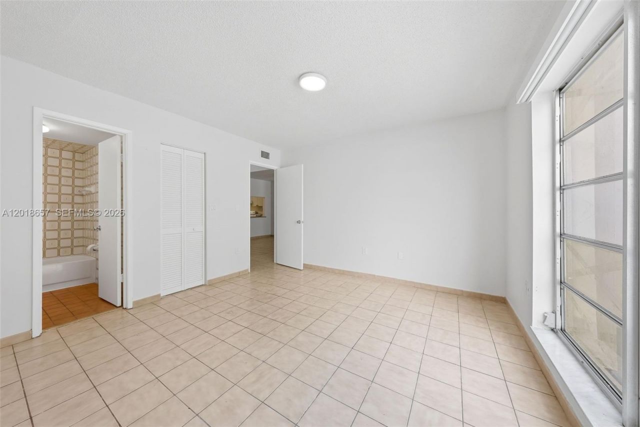 305 W 68th St, Unit 206, Hialeah, FL 33014 Photo
