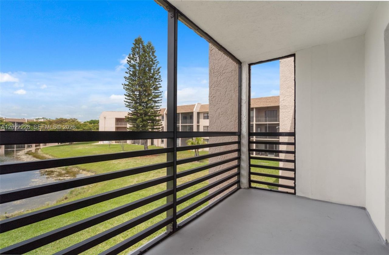 10130 Sunrise Lakes Blvd , Unit 210, Sunrise, FL 33322 Photo