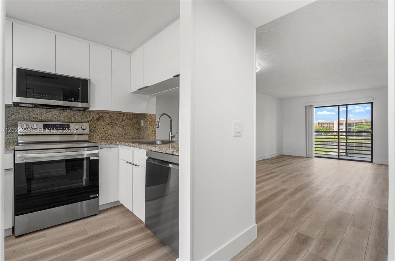 10130 Sunrise Lakes Blvd, Unit 210, Sunrise, FL 33322 Photo