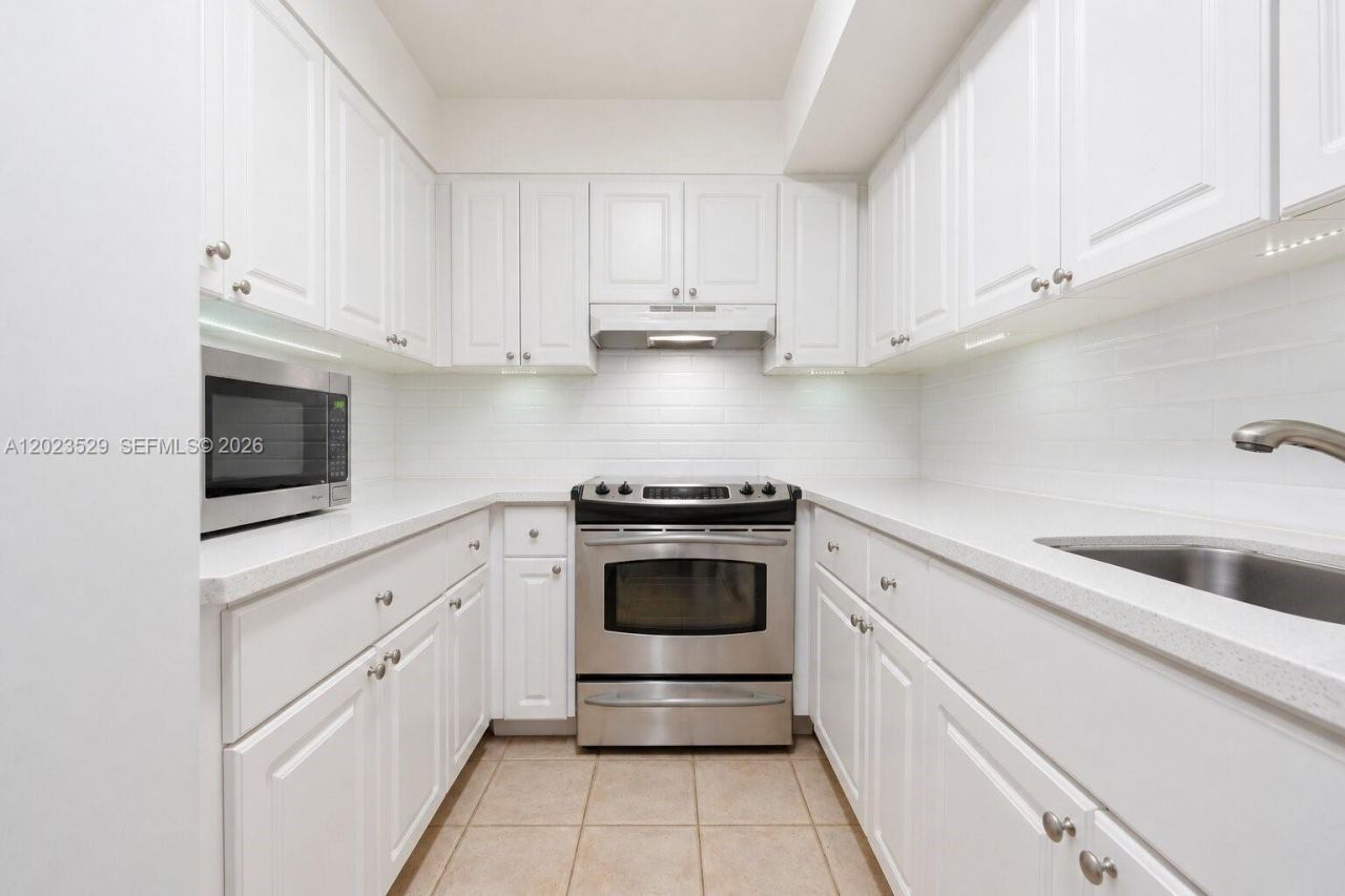 2642 Collins Ave , Unit 303, Miami Beach, FL 33140 Photo