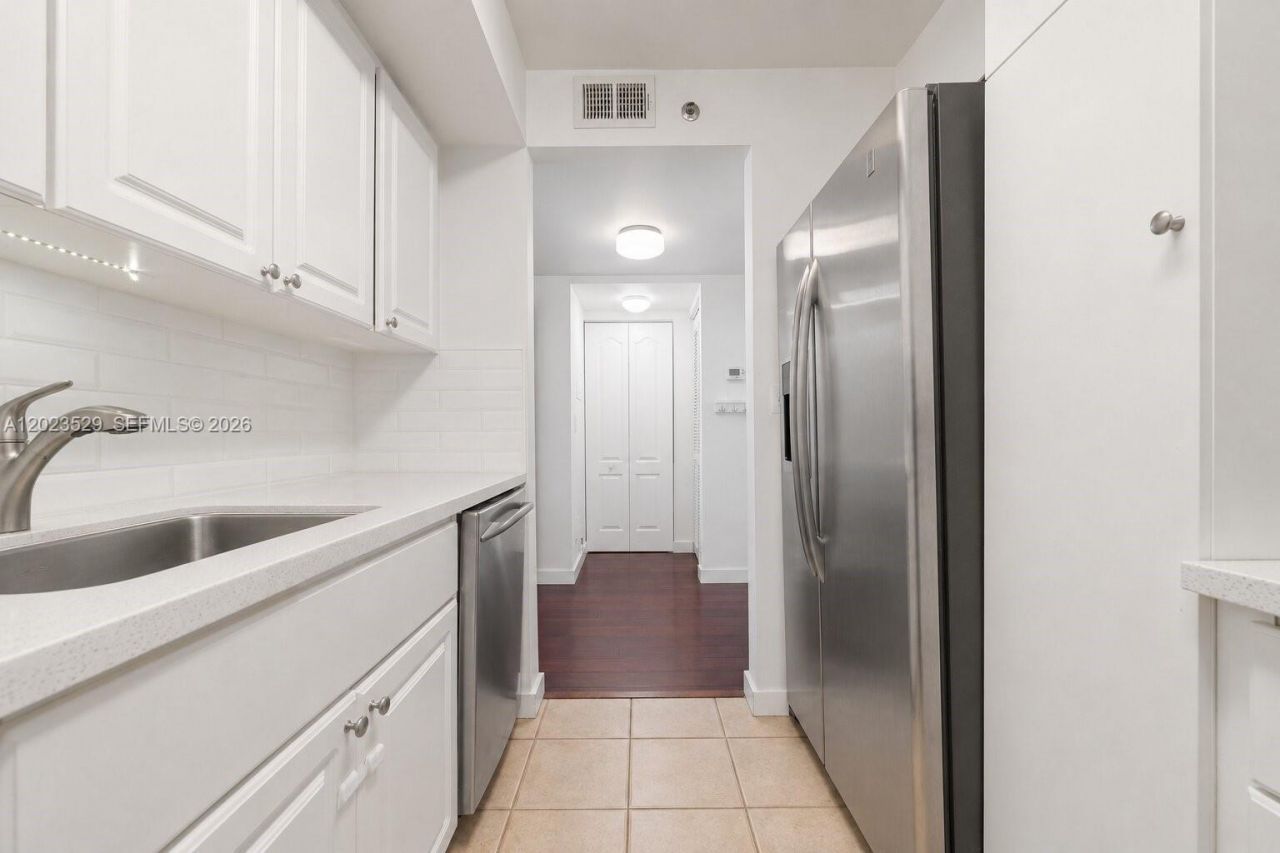2642 Collins Ave , Unit 303, Miami Beach, FL 33140 Photo