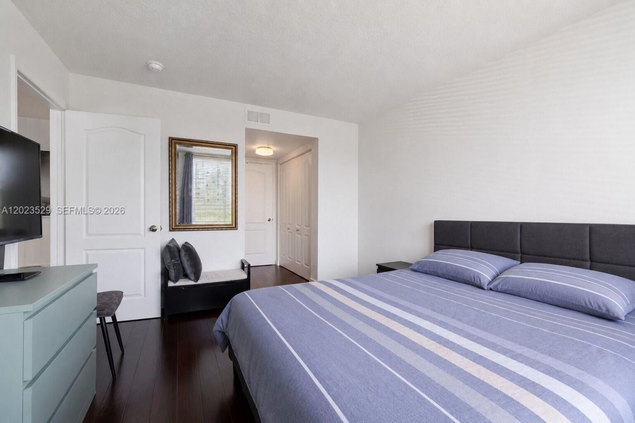 2642 Collins Ave , Unit 303, Miami Beach, FL 33140 Photo