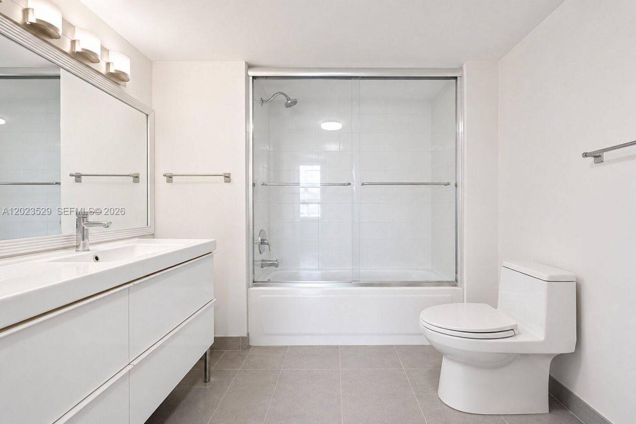 2642 Collins Ave , Unit 303, Miami Beach, FL 33140 Photo