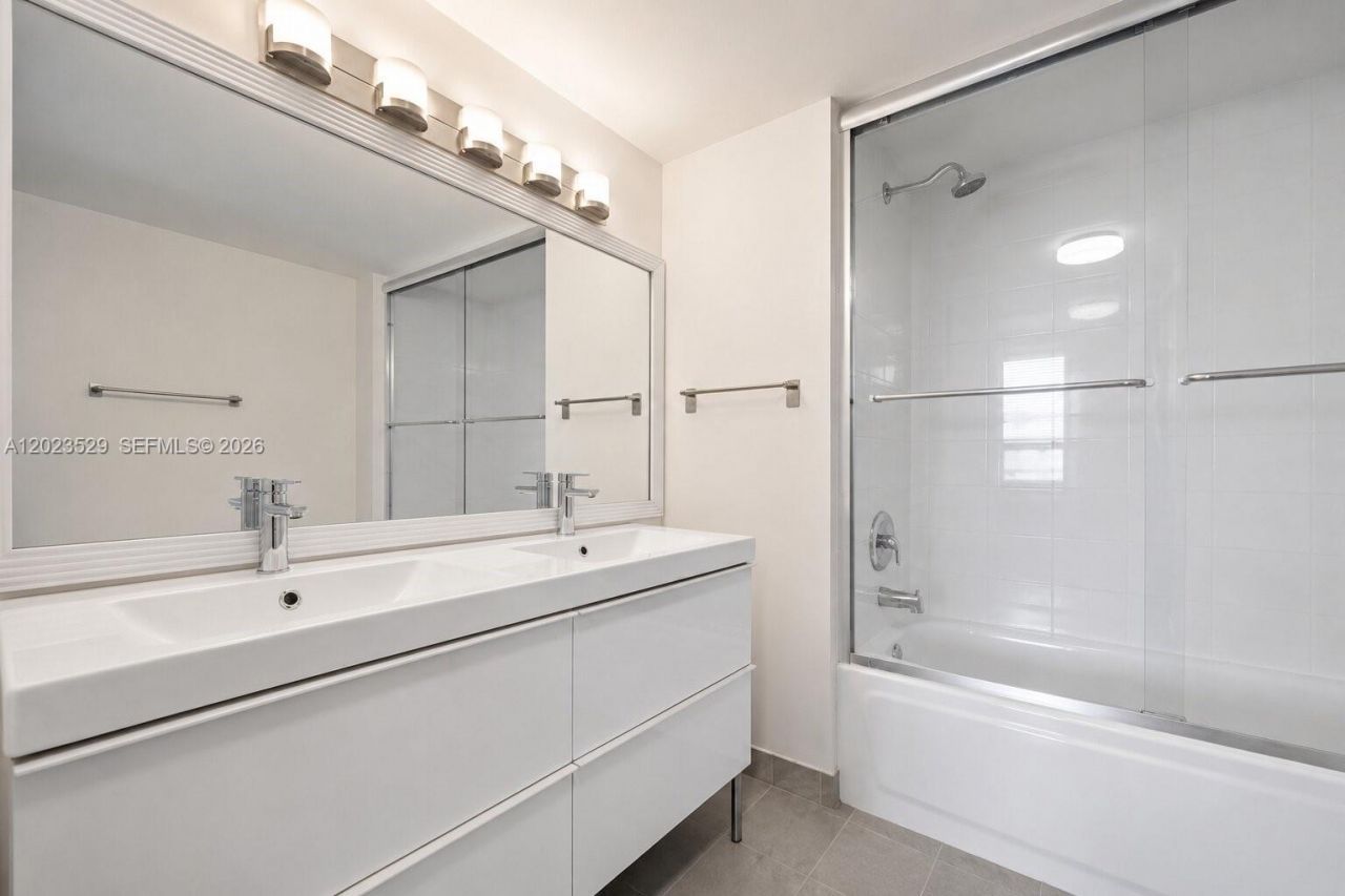2642 Collins Ave , Unit 303, Miami Beach, FL 33140 Photo