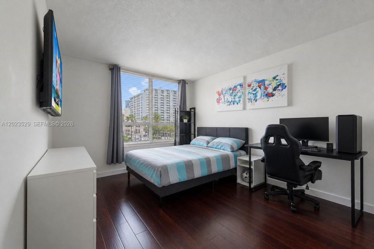 2642 Collins Ave , Unit 303, Miami Beach, FL 33140 Photo