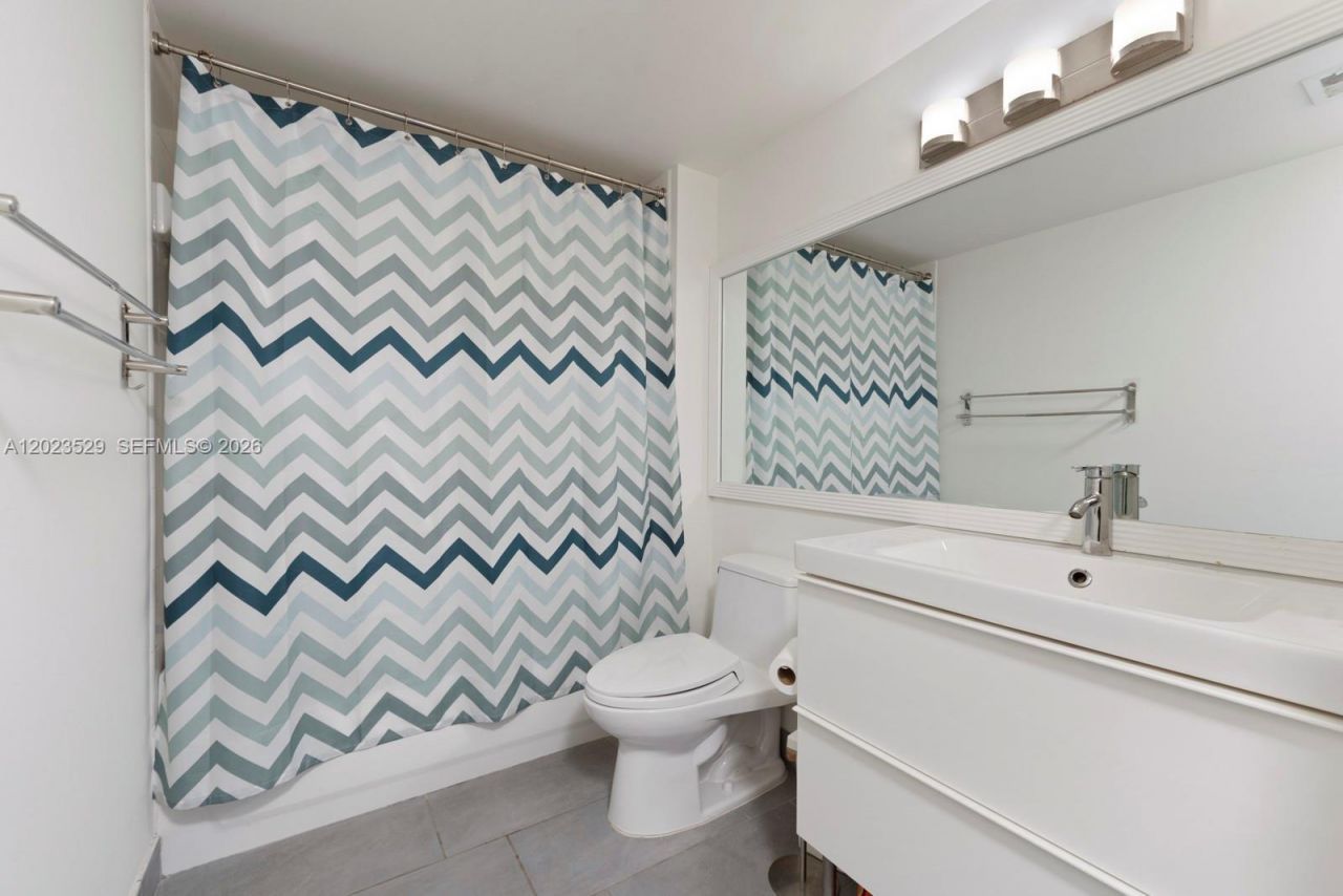2642 Collins Ave , Unit 303, Miami Beach, FL 33140 Photo