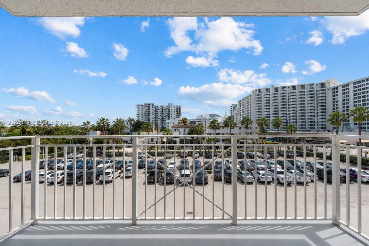 2642 Collins Ave , Unit 303, Miami Beach, FL 33140 Photo