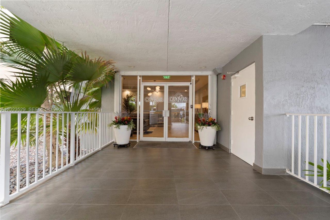 2642 Collins Ave , Unit 303, Miami Beach, FL 33140 Photo