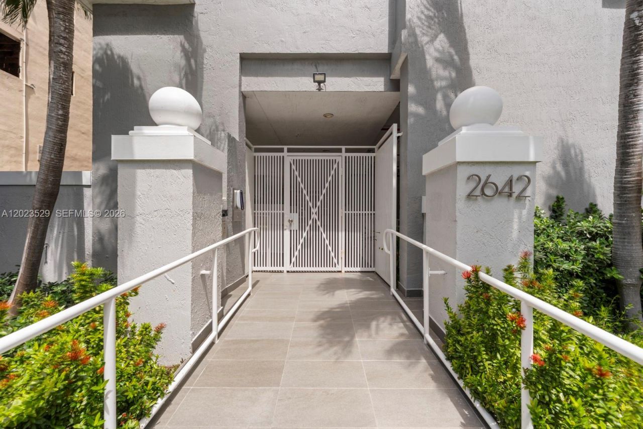 2642 Collins Ave , Unit 303, Miami Beach, FL 33140 Photo