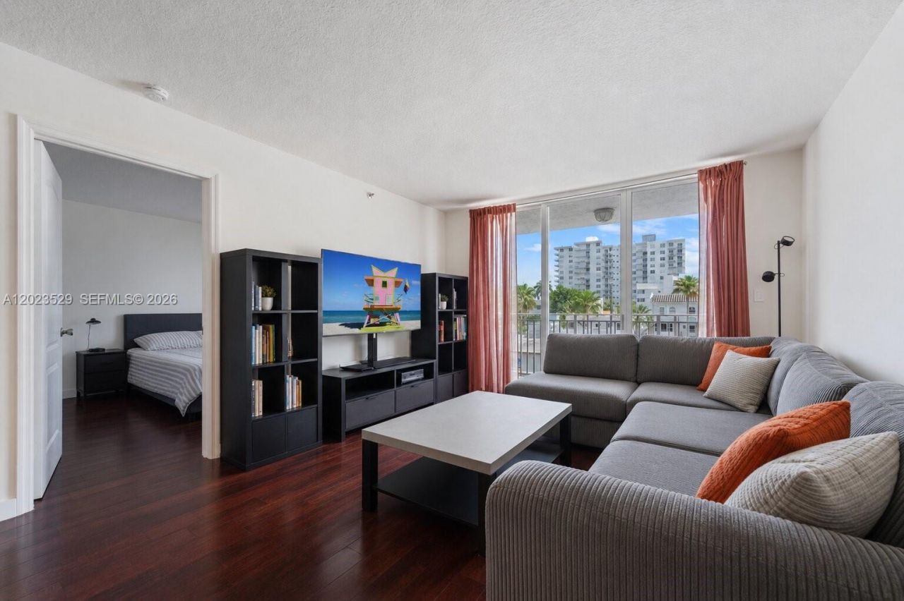 2642 Collins Ave , Unit 303, Miami Beach, FL 33140 Photo