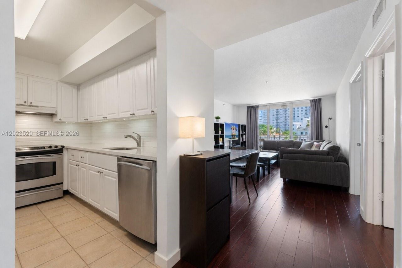 2642 Collins Ave , Unit 303, Miami Beach, FL 33140 Photo
