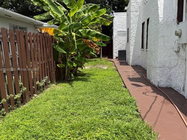 1727 NW 50th St , Miami, FL 33142