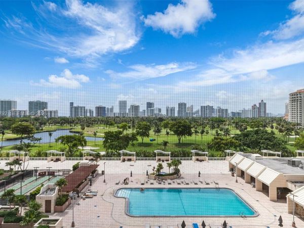20301 W Country Club Dr , Unit 825, Aventura, FL 33180