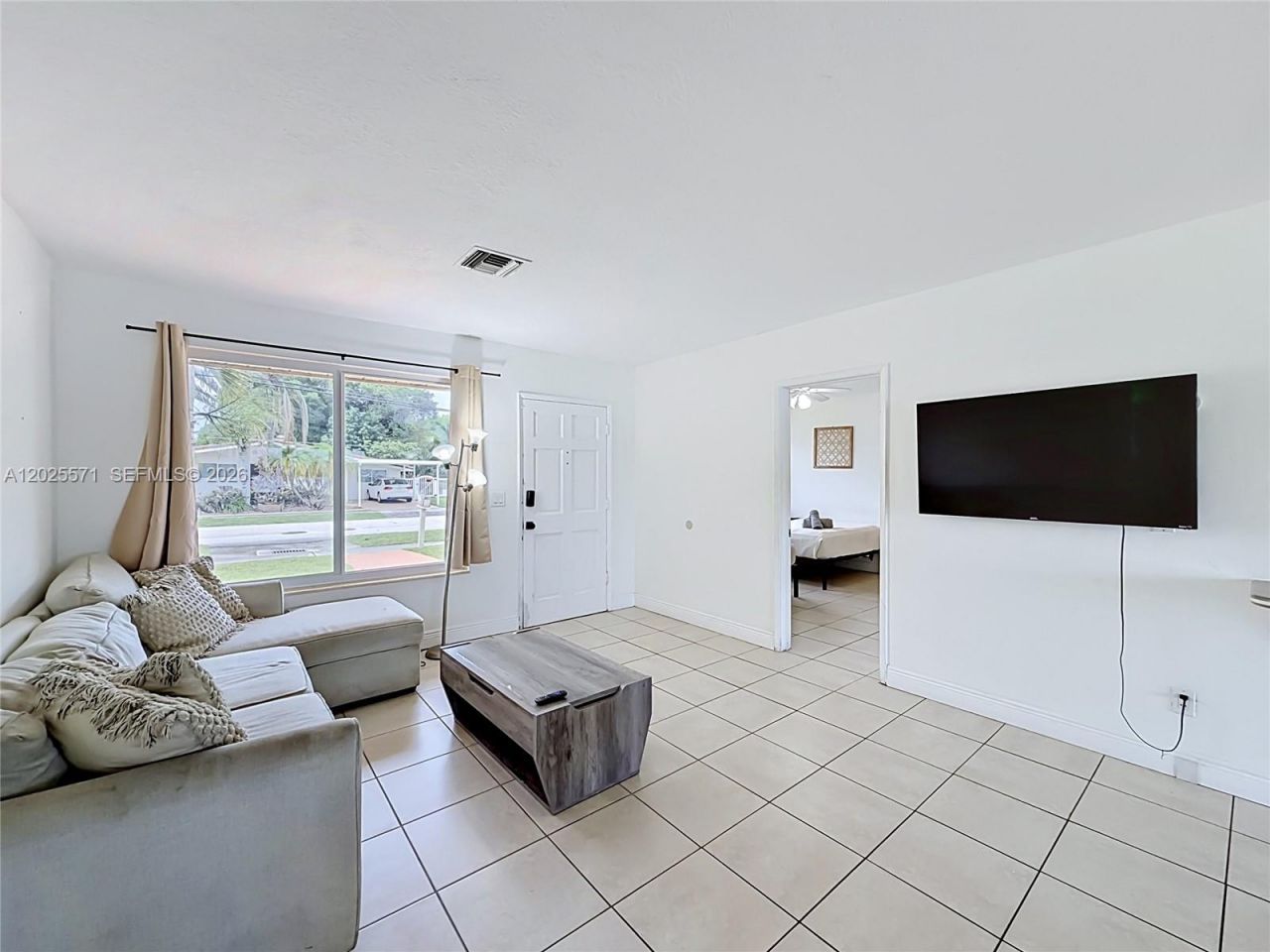 2501 NE 209th Ter , Miami, FL 33180 Photo