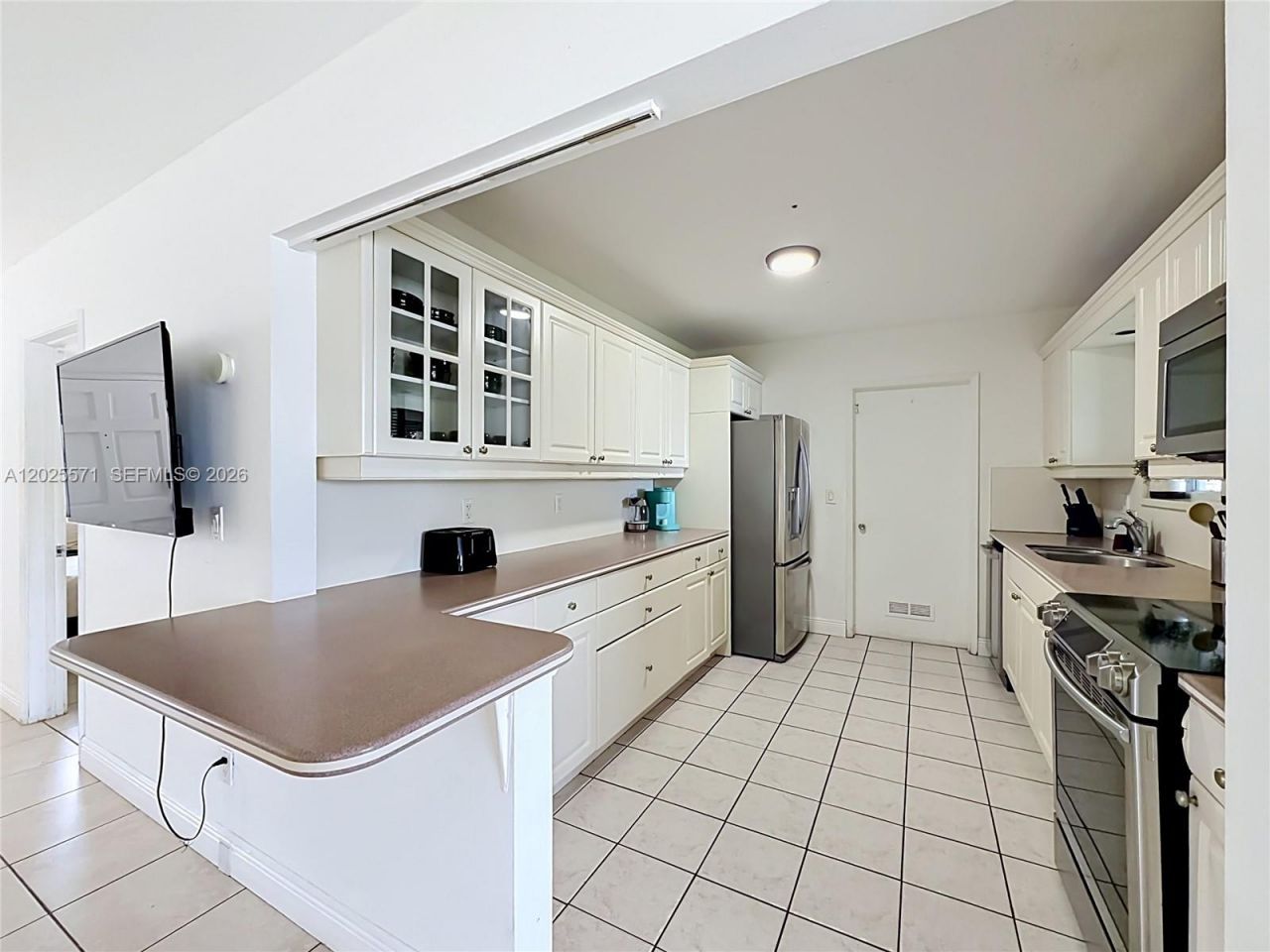 2501 NE 209th Ter , Miami, FL 33180 Photo