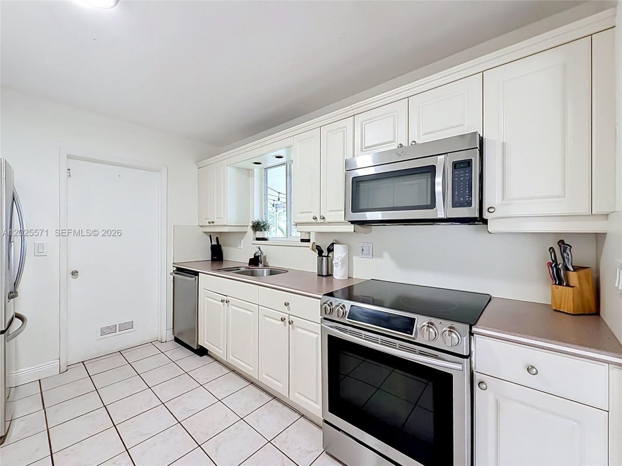 2501 NE 209th Ter , Miami, FL 33180 Photo