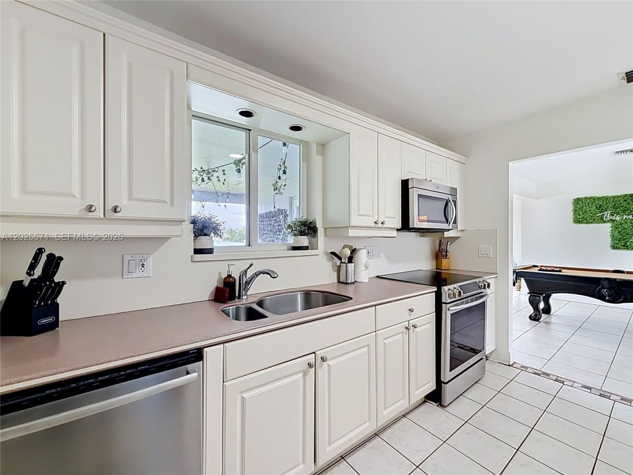 2501 NE 209th Ter , Miami, FL 33180 Photo