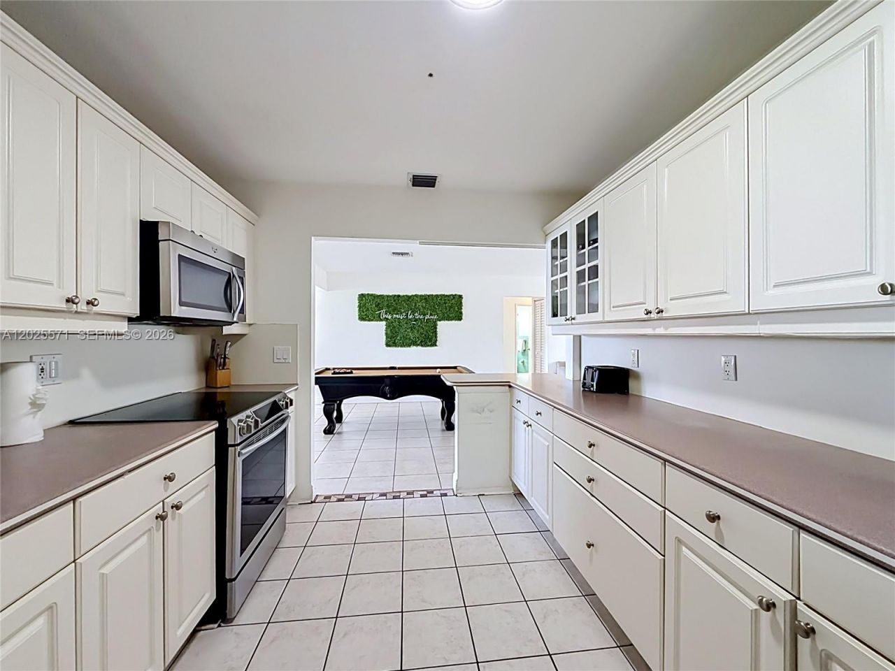 2501 NE 209th Ter , Miami, FL 33180 Photo