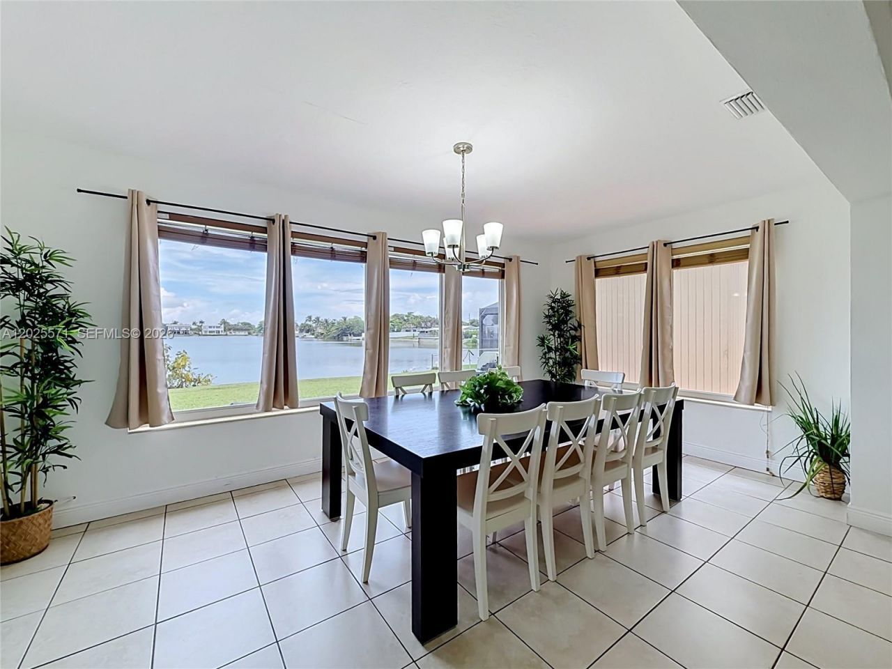 2501 NE 209th Ter , Miami, FL 33180 Photo
