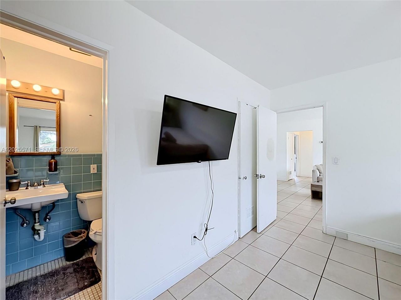 2501 NE 209th Ter , Miami, FL 33180 Photo