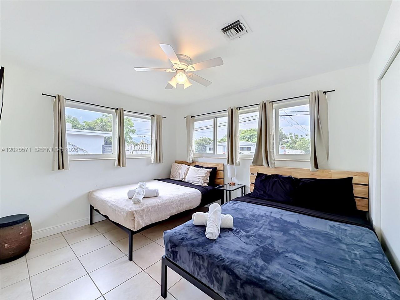2501 NE 209th Ter , Miami, FL 33180 Photo