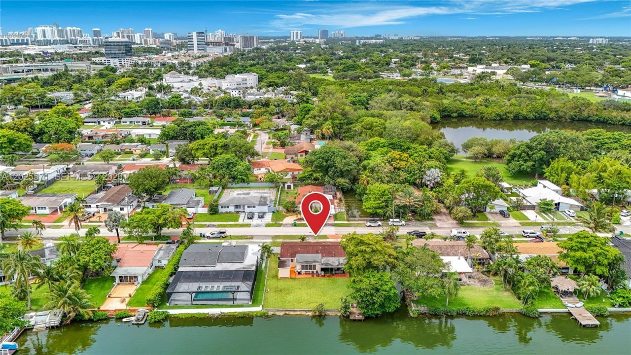 2501 NE 209th Ter , Miami, FL 33180 Photo