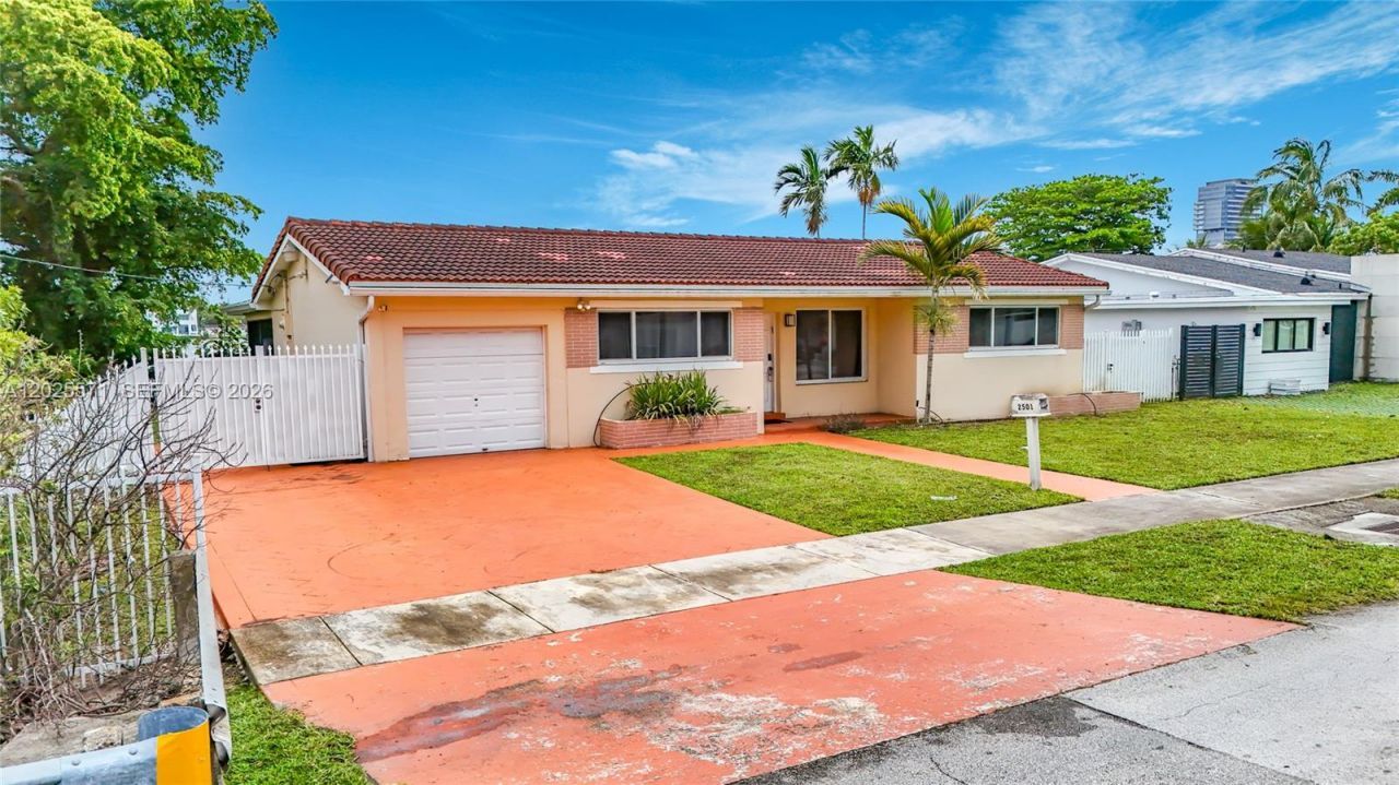 2501 NE 209th Ter , Miami, FL 33180 Photo
