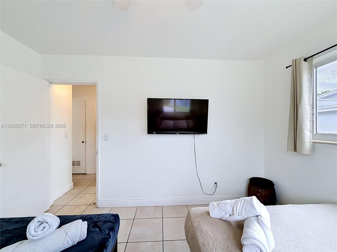 2501 NE 209th Ter , Miami, FL 33180 Photo