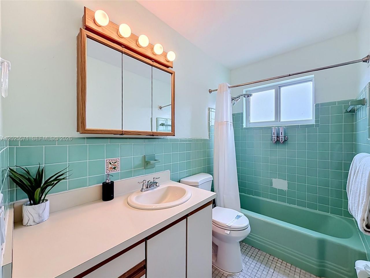 2501 NE 209th Ter , Miami, FL 33180 Photo