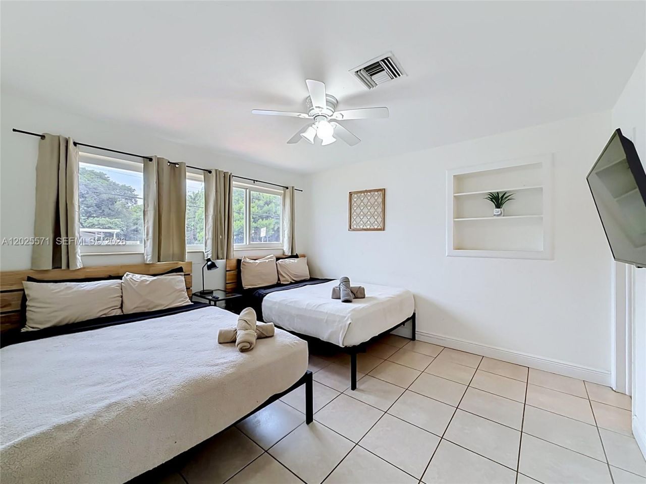 2501 NE 209th Ter , Miami, FL 33180 Photo