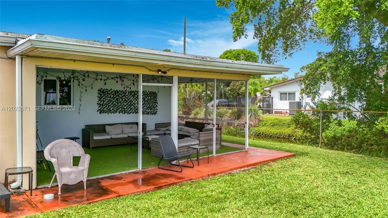 2501 NE 209th Ter , Miami, FL 33180 Photo