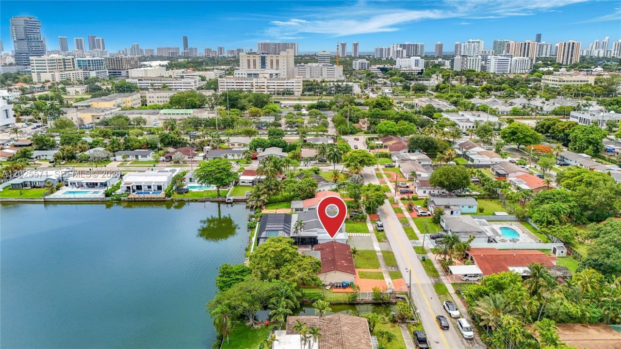 2501 NE 209th Ter , Miami, FL 33180 Photo