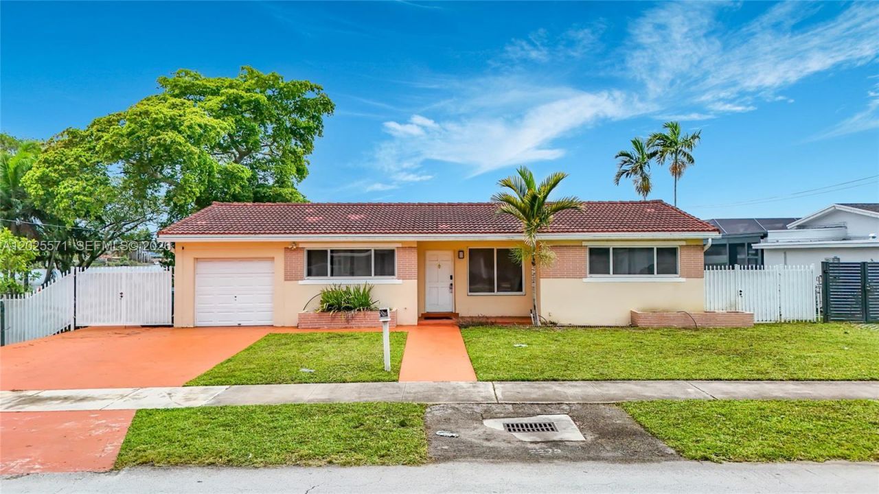 2501 NE 209th Ter , Miami, FL 33180 Photo
